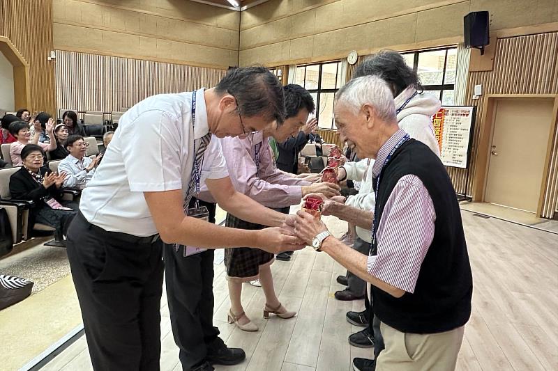 南大74級校友致贈師長紀念品，表達對當年諄諄教誨的感念之情，師生情誼歷久彌新。