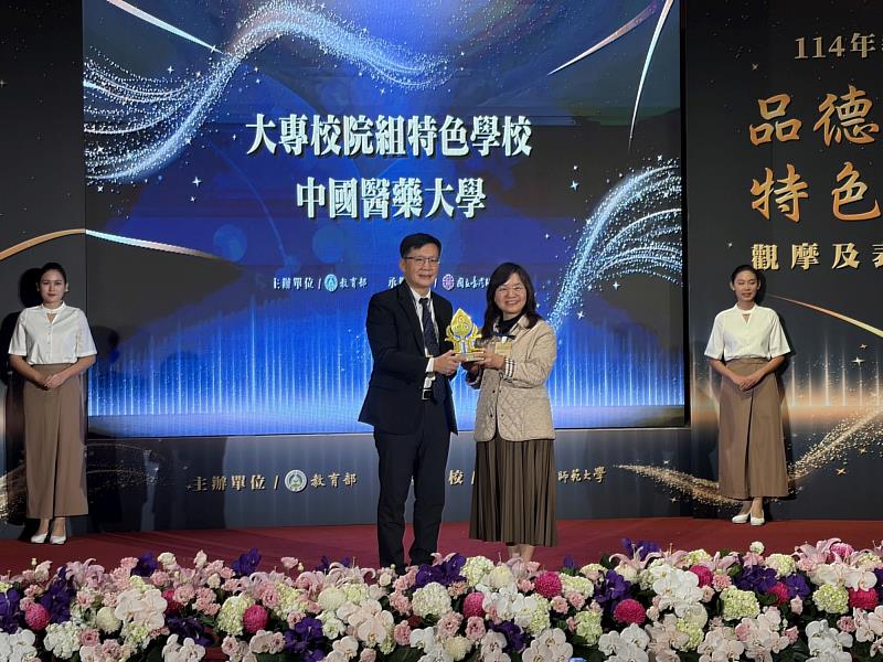 林孟亮學務長代表接受張廖萬堅頒獎。