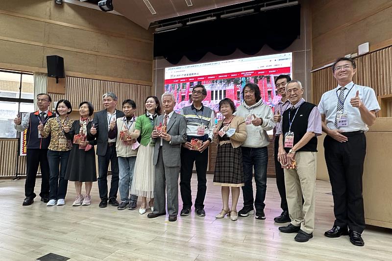 南大74級各班召集人與當年恩師齊聚一堂合影留念，重溫求學歲月的深厚師生情。