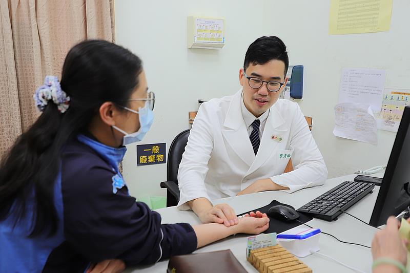 龔彥綸醫師表示，除了結構性的因素之外，痠痛也跟體質有關係，根據中醫理論，體內累積的風、寒、濕氣，是造成關節疼痛（痹症）的主因，而這些內在環境的失衡，常常和腸胃功能不佳相關。