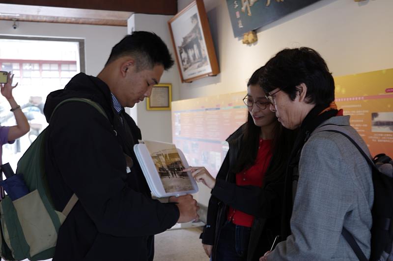 南大文化與自然資源學系碩士班學生曾楷錡依據事前蒐集之校史資料，進行紅樓與校園歷史軸線導覽說明。