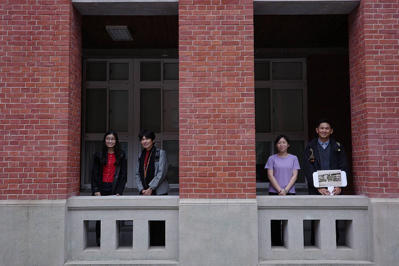 安倍潤子女士與文化與自然資源學系師生，透過校史導覽與史料交流，串起跨世代的學習記憶與情感連結。