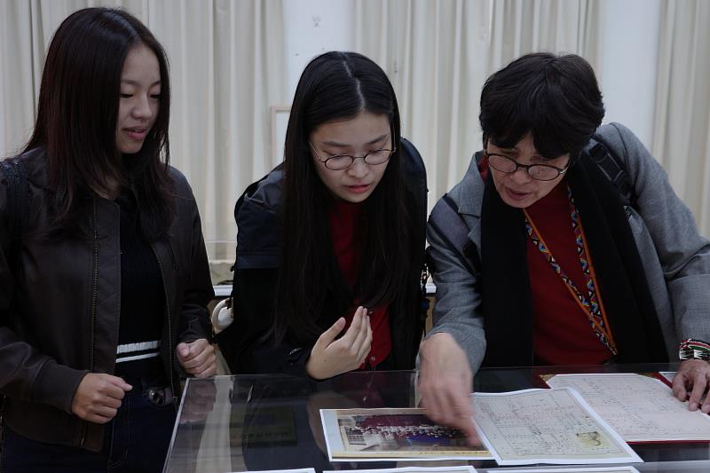 南大教務處學籍組提供前田正雄先生學籍與畢業史料,安倍潤子女士現場查閱父親留存於南大的珍貴紀錄。