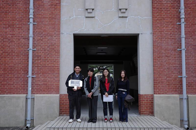 安倍潤子女士於南大紅樓前與文資系同學交流，透過校園地標走進父親當年就讀臺南師範學校的歷史場景。
