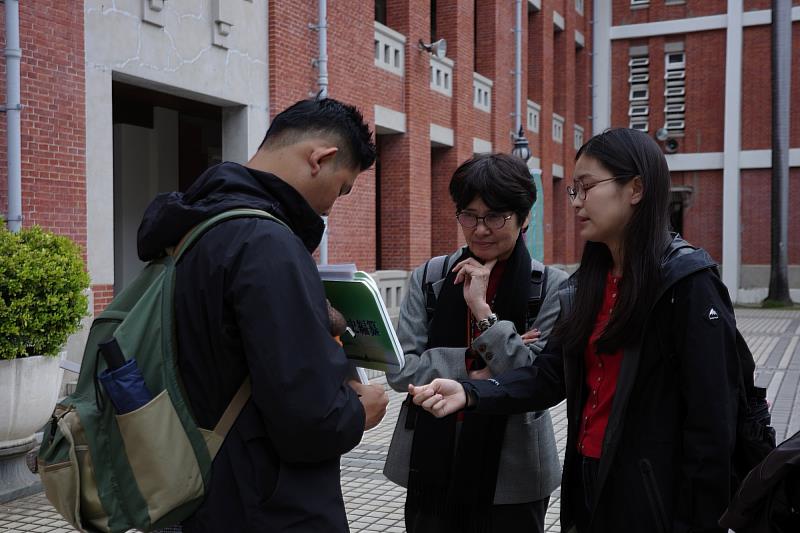 南大日籍學生桂一葉於校史導覽過程中協助進行說明與溝通,促進跨文化理解與交流。