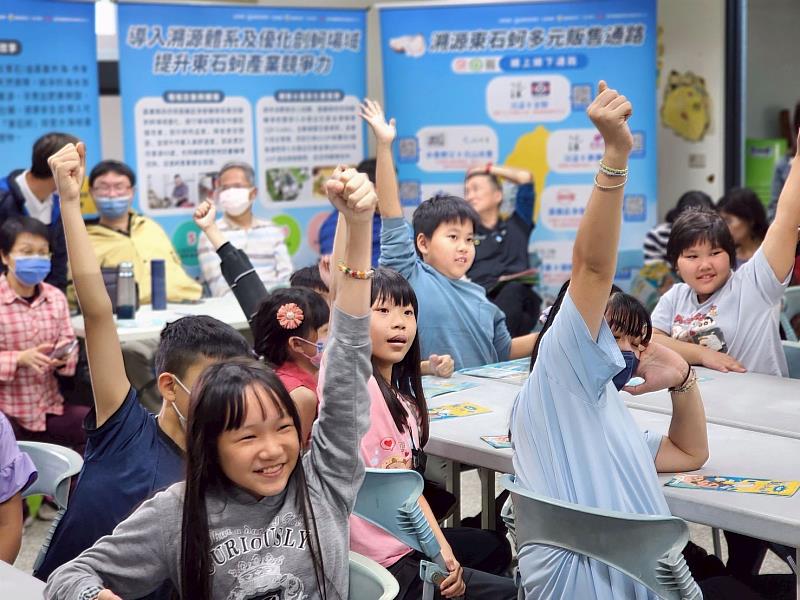 嘉縣牡蠣食魚教育 學童化身小小蚵學家