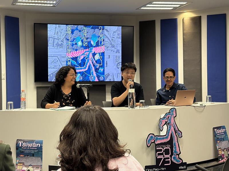 丁柏晏宣傳西語新書《2073年的電子玩具》。（文策院提供）