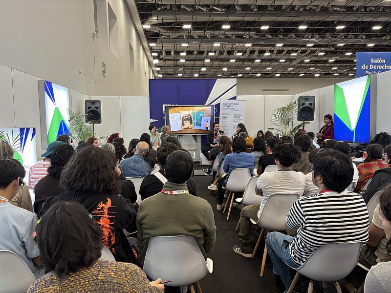 薛慧瑩於書展「Salón de Ilustradores插畫家沙龍」與墨西哥創作者Alejandro Magallanes及西班牙作家Concha Pasamar對談，吸引大批讀者參與。（文策院提供）