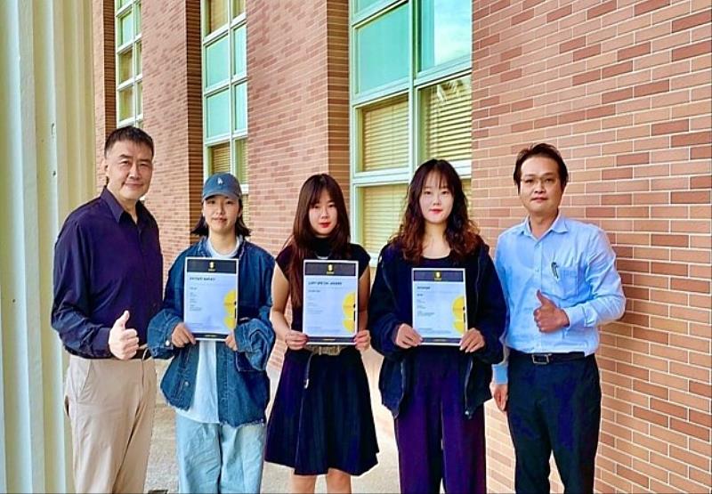 亞大室設系同學,獲西班牙「2025 ISARCH AWARD」設計獎3大獎,創下室設系創系以來的紀錄。指導老師劉師源(由右至左)、獲獎同學游蕎徽、陳語霈、陳羽馠同學、室設系主任施勝誠合影。