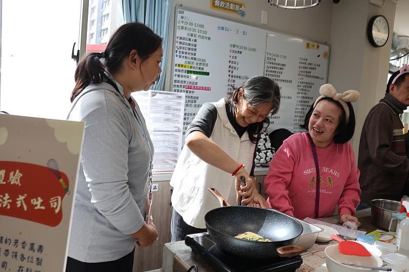 成果展特別規畫餐飲體驗，讓民眾了解會員參與日常作息的重要性。