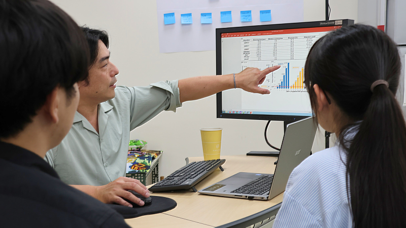 Associate Professor Wei-Cheng Lo discusses SARST2 performance results with his students.