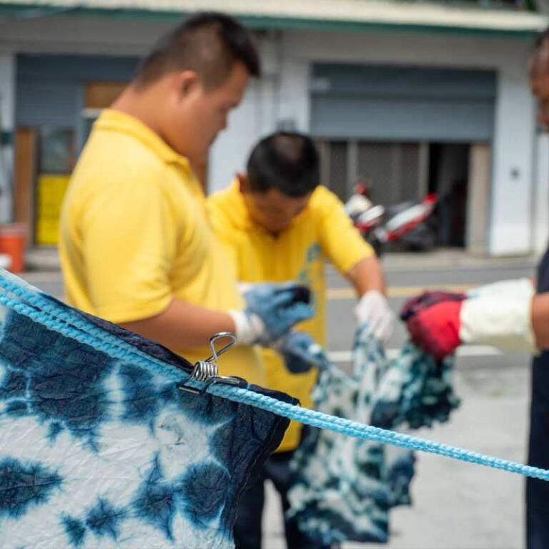 台東金崙工坊的身心障礙學員，趁著好天氣製作藍染。（頂新和德文教基金會提供）[
