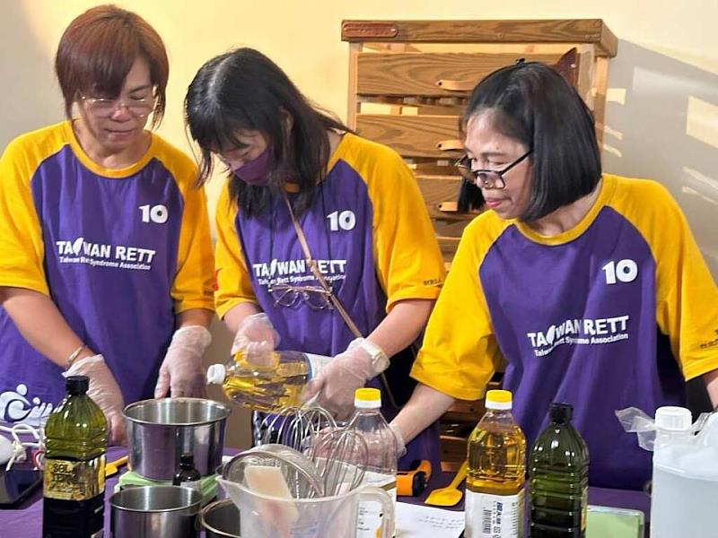 家屬照顧雷特氏症病友的閒暇時間，會至協會製作手工皂紓壓。（頂新和德文教基金會提供）