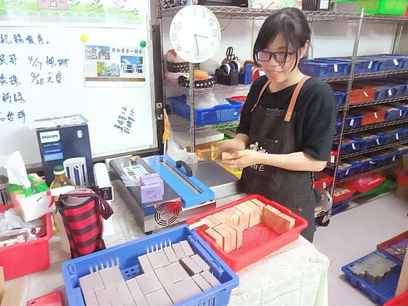 雷特氏症病友關懷協會推出的「福氣平安皂禮盒」，由病友家屬親手製作。（頂新和德文教基金會提供）[