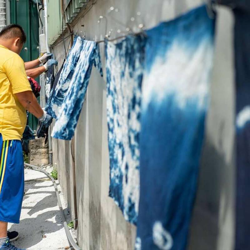 藍染抱枕是白永恩神父社會福利基金會台東金崙友善工坊身心障礙青年以耐心浸染、曝曬。（頂新和德文教基金會提供）[