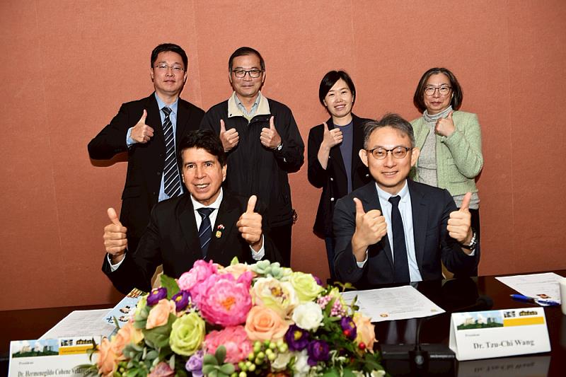 雙方團隊就學術合作與學生交流進行意見交換，會談氣氛融洽。