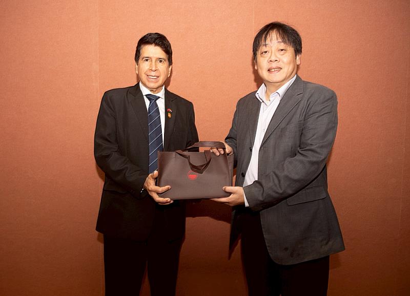 文化大學王子奇校長（右）與巴拉圭伊塔普亞大學校長Dr. Hermenegildo Cohene Velázquez（左）合影交流。