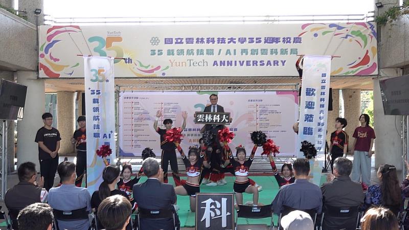 雲林科技大學35週年校慶記者會，張傳育校長表演。