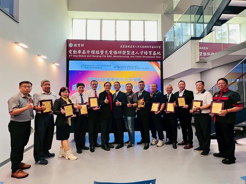 頒發車界產業顧問團顧問證書予企業代表。