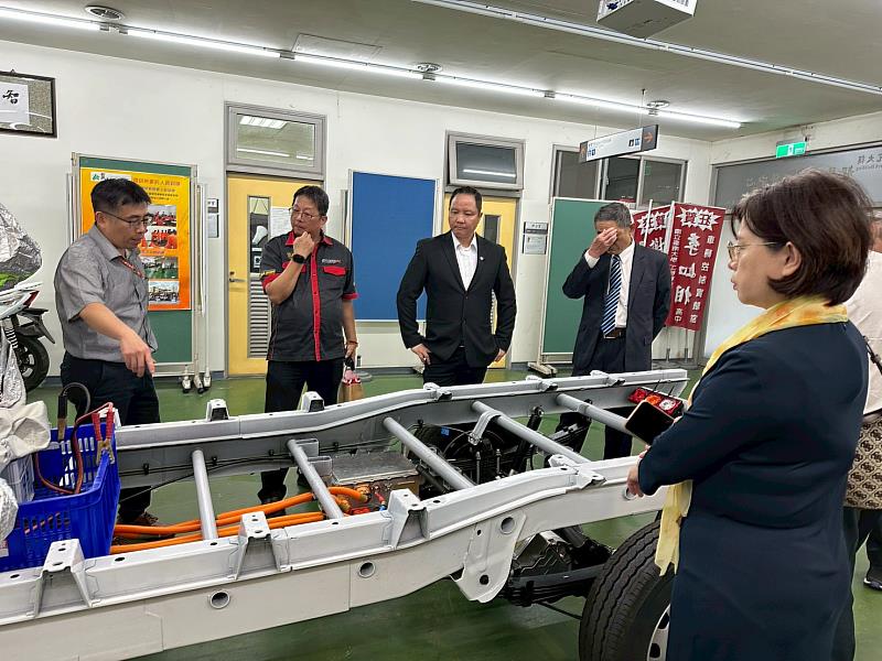 崑大工程學院江智偉院長(左)帶領顧問團進行產線導覽與技術展示。