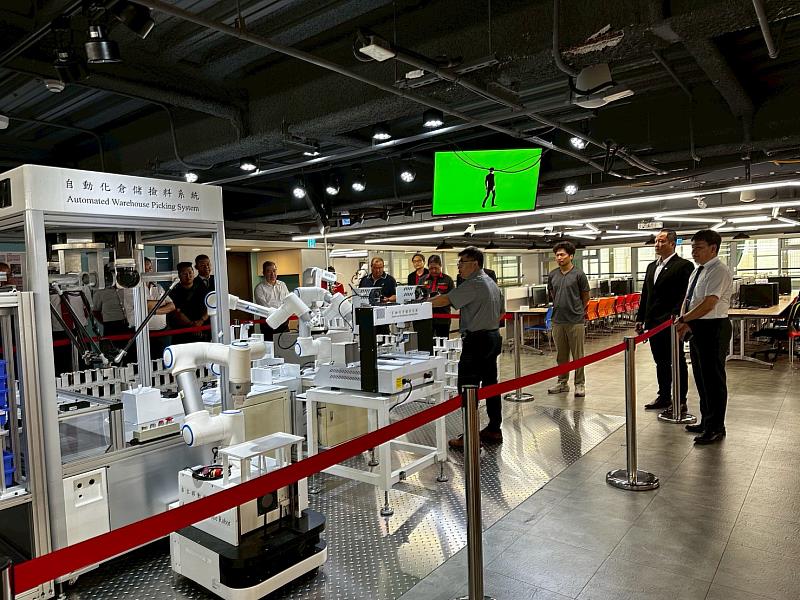 崑大工程學院江智偉院長帶領顧問團進行產線導覽與技術展示。