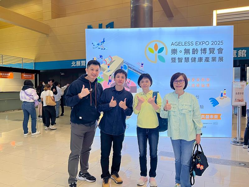 樂活學程黃勇達老師(左起)、黃毅晨主任、林淑梅老師、趙久惠副主任共同帶領學生參訪。