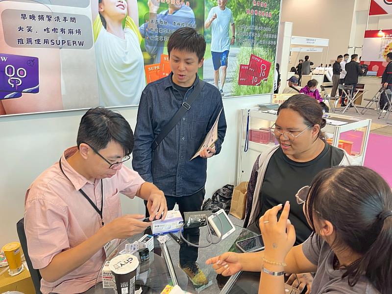 樂活學程主任黃毅晨(站立者)與學生一起體驗廠商最新的生理感測設備。