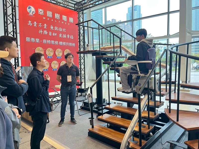 學生體驗坐式電動爬梯椅。