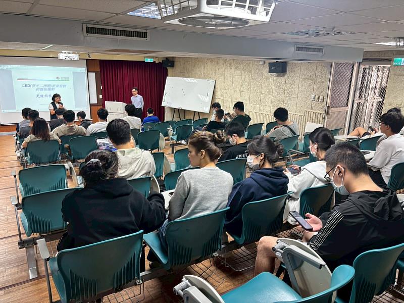 通識教育中心副主任張麗芬介紹黃德利副總經理。