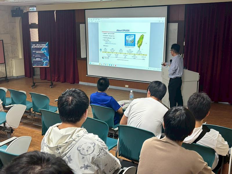 光鋐科技副總經理黃德利分享產業趨勢。