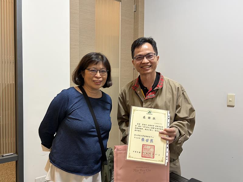 通識教育中心邀請光鋐科技副總經理黃德利(右)蒞校演講,張麗芬副主任(左)致贈感謝狀。