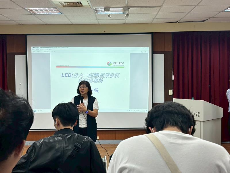 通識教育中心副主任張麗芬開場。