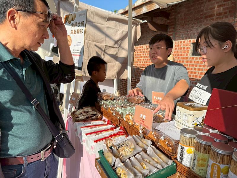 暖暖堡成員向顧客介紹JAPON點心坊熱銷米香禮盒。