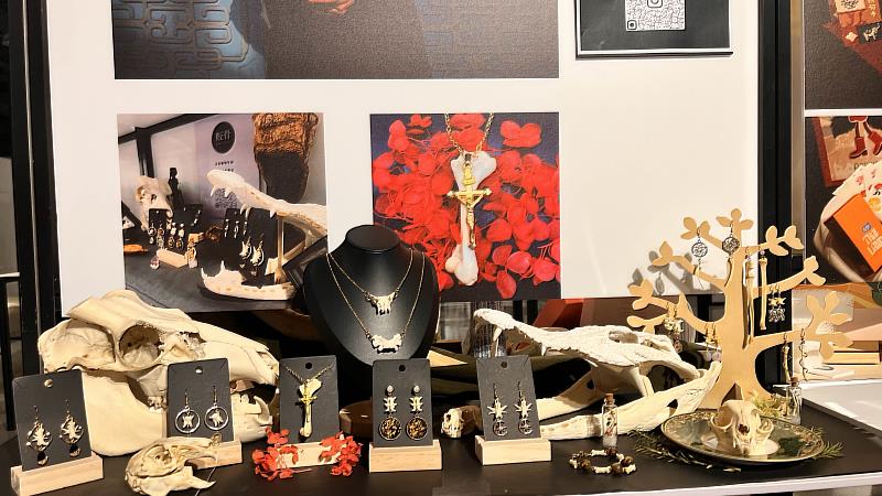 「販骨」團隊從泰雅文化為起點，融合傳統骨飾工藝、加入環保永續的精神。