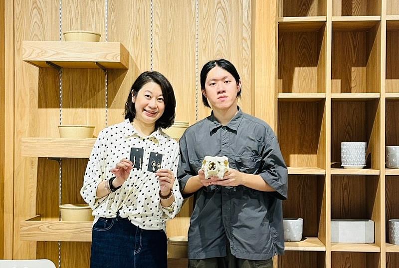 元智大學管理學院曾詠青老師（左）與資工系王荏柏合影。