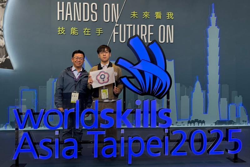 逢甲資訊工程學系林峰正老師（左1）特地北上為林宸毅加油打氣。