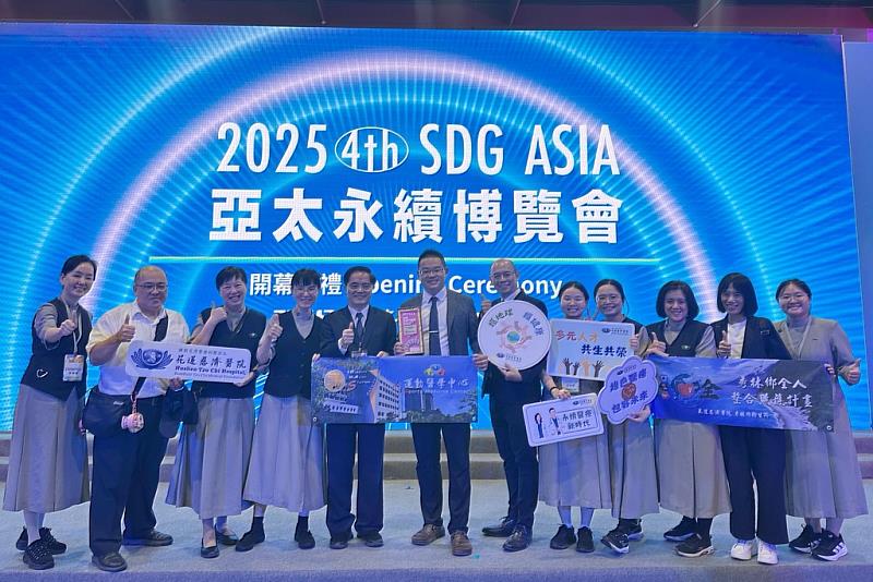 花蓮慈濟醫院繼獲亞太暨台灣永續行動獎雙金榮耀（左5為林欣榮院長），至今已累計6大獎，將在台灣醫療科技展分享海報與講座。