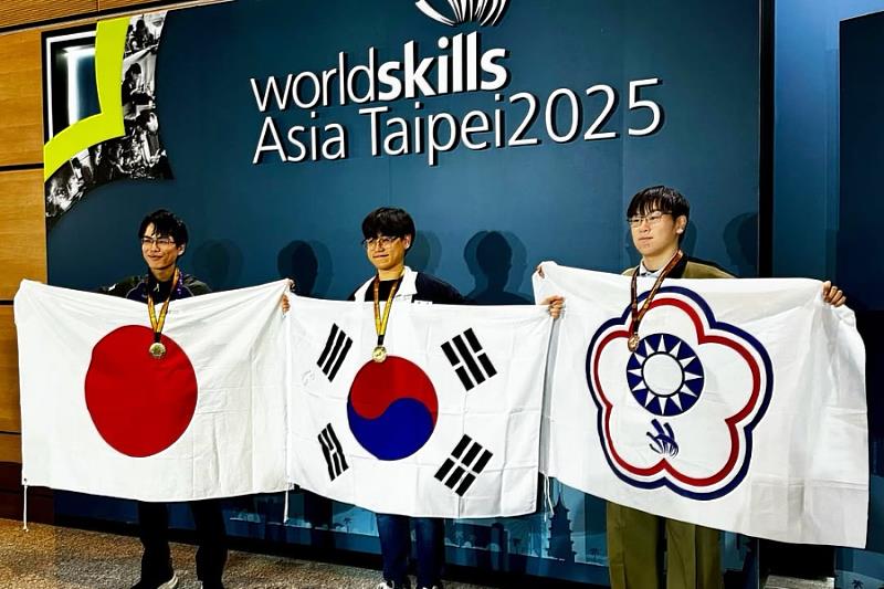 逢甲大學資訊工程學系畢業校友林宸毅(右1)於「2025亞洲技能競賽」榮獲「雲端運算」職類銅牌。