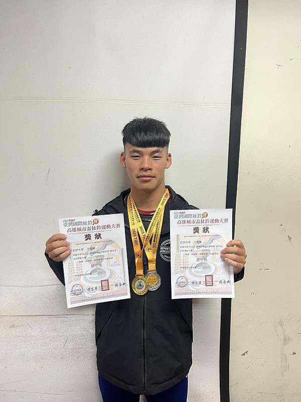 長榮大學冷倢瑋榮獲「繞腳競速公開組」第1名、「拋鈴跳繩競速公開組」第2名