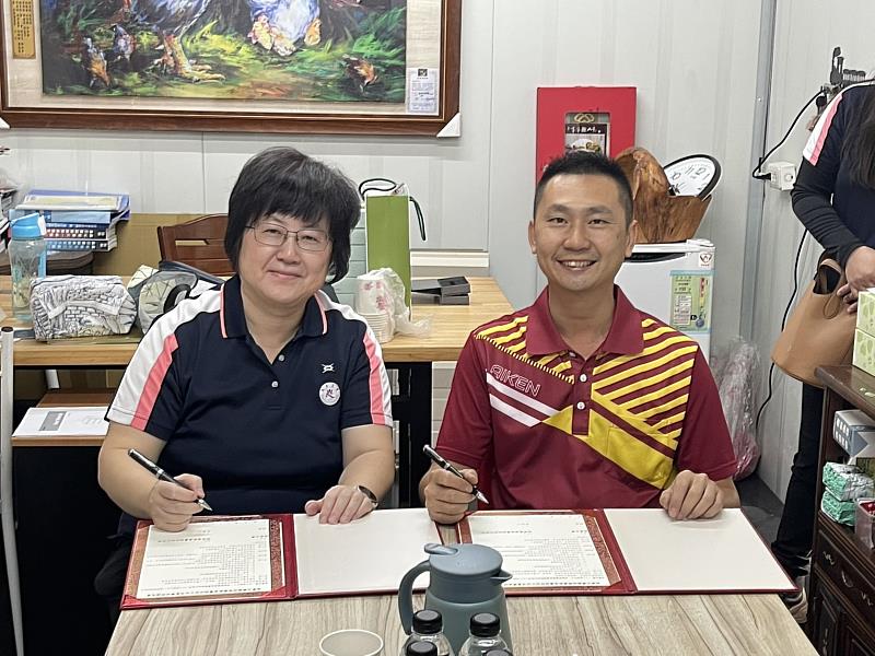 南華大學產學合作及職涯發展處處長褚麗絹（左）與佰祥雷射金屬設計加工公司總經理李嘉宏（右）簽署產學合作協定。