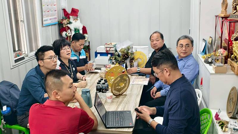 南華大學與佰祥雷射金屬設計加工公司簽署產學合作協定，雙方進行交流座談。