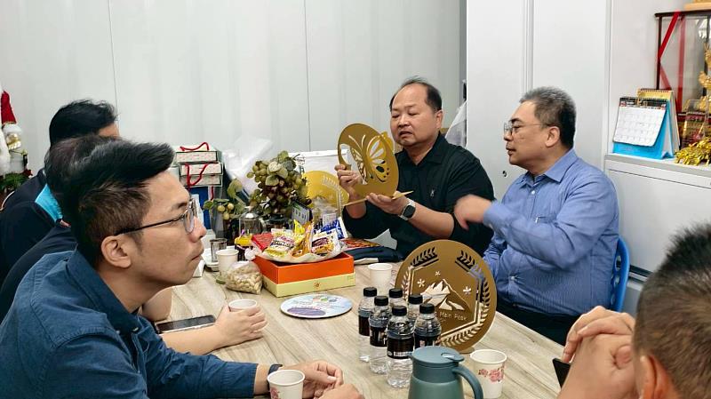 南華大學與佰祥雷射金屬設計加工公司簽署產學合作協定，雙方進行交流座談，並討論文創小物相關設計。