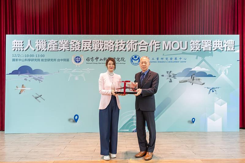 金屬中心劉嘉茹董事長（左）與國家中山科學研究院院長李世強中將（右）互贈禮品。