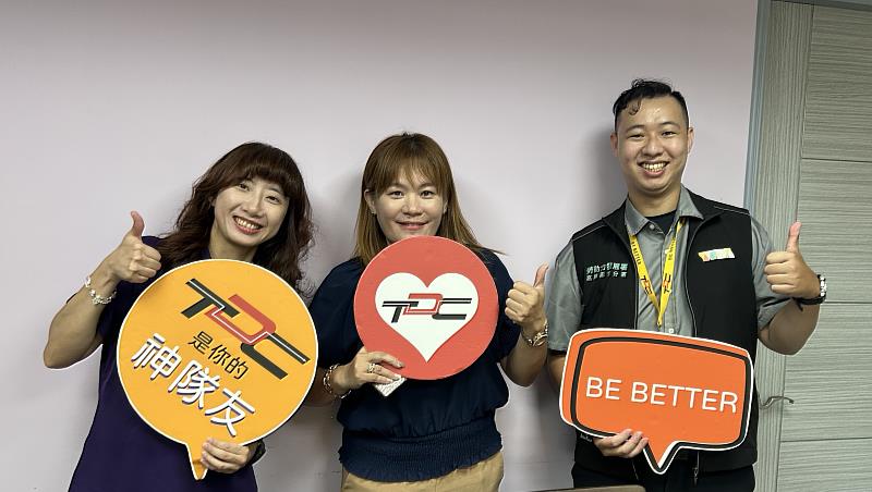 小熠（左1）於現職表現穩定、積極投入工作，獲得主管（右2）肯定，表示其工作相當認真，具備高度責任感與學習動力。