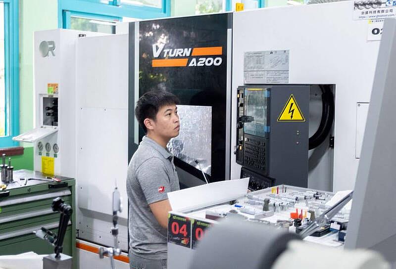 吳德龍奪下CNC車床職類正取國手。（中彰投分署提供）