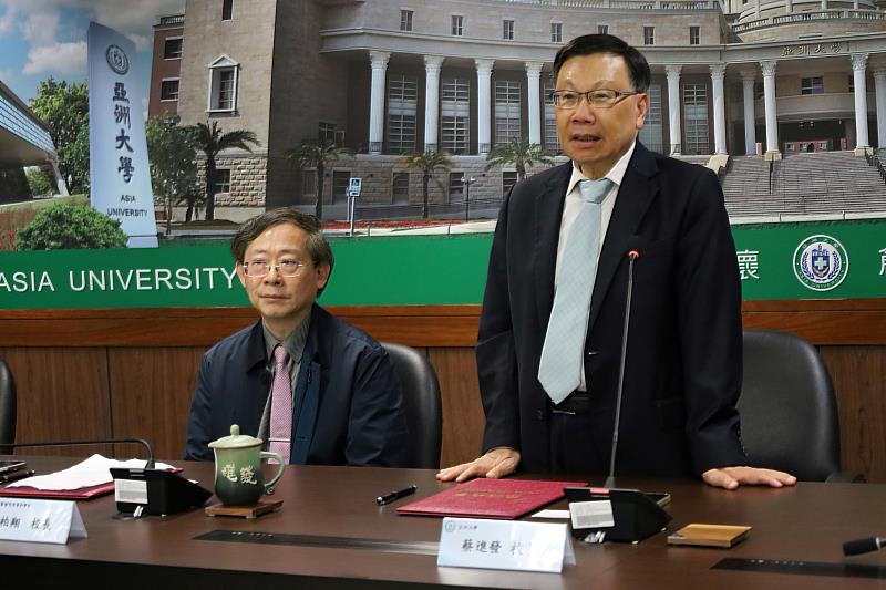 亞大校長蔡進發（右）表示，亞大國考通過率高，相信能提供仁德醫專學生進階型學習。