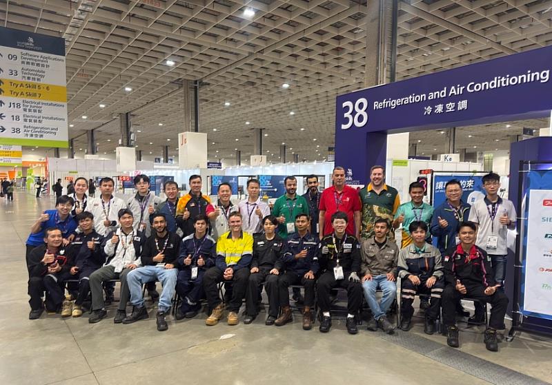 冷凍空調系學生陳建凱（右4）與亞洲區選手合影。