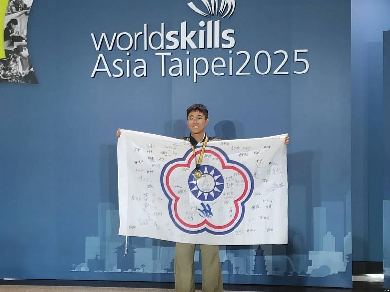 施勝華同學獲獎後開心留影。