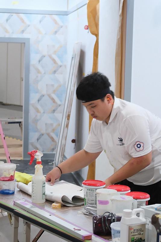 洪錦瑋同學於本次亞洲技能競賽中專注積投入。