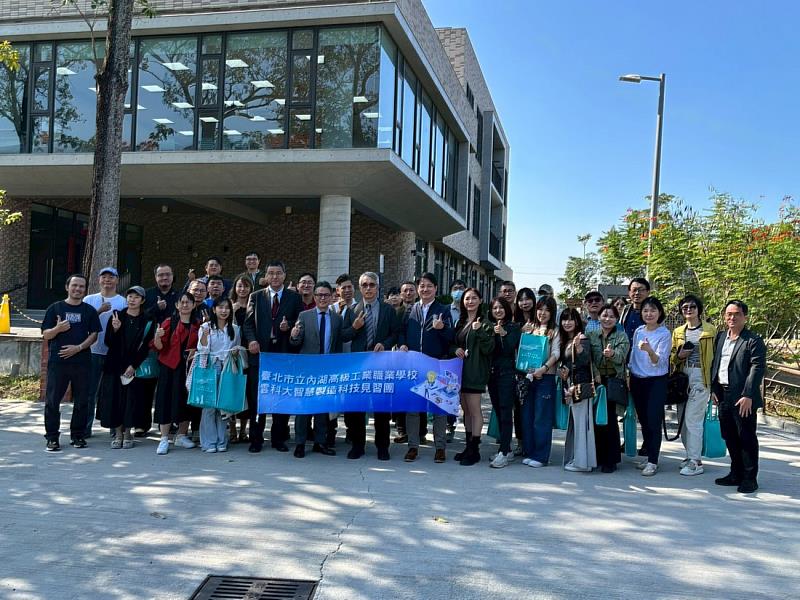 全體人員於智慧科技大樓前大合照。